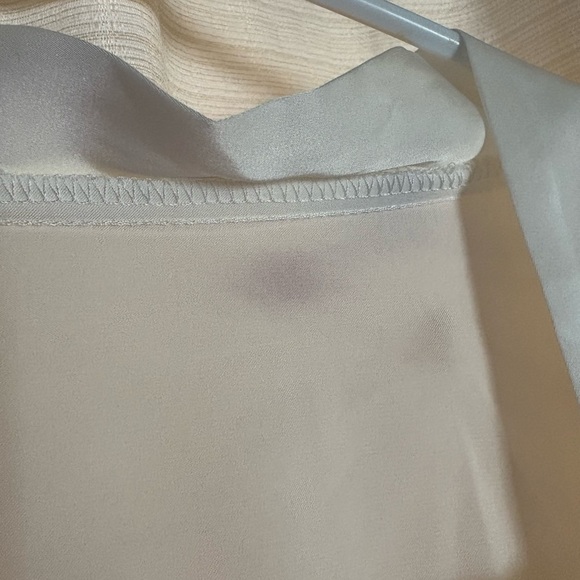 White Silky Robe 👰‍♀️ - Picture 5 of 7